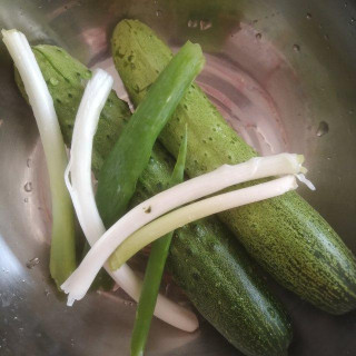插黃瓜絲拌蔥，解膩小菜，清爽可口