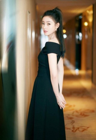 人手一款小黑裙，凹不出范兒？學張天愛凹造型，氣質女說的就是你