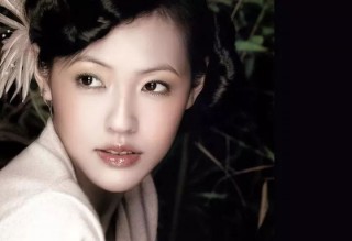 小S金馬獎紅毯頻拽衣服怕走光，蔡永康尷尬到不敢正眼看