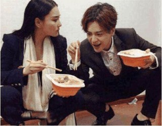 明星在片場吃飯 黃曉明、彭于晏不講究，鹿晗搶張馨予的菜吃！