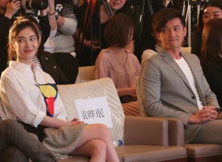 胡歌再次官宣新戀情，由始至終還是她，網友：是該好好過一生了