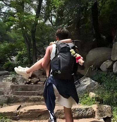泰山陪爬還是陪“睡”？牽手加錢公主抱另算，這山爬得太辣眼_服務_遊客_行業