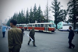 行走朝鮮城市鄉村，成功男人素描