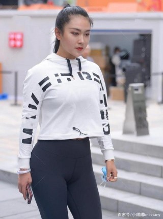 女生們都應該擁有一件吊帶瑜伽褲，秀出了俏麗大方的美，身材真好