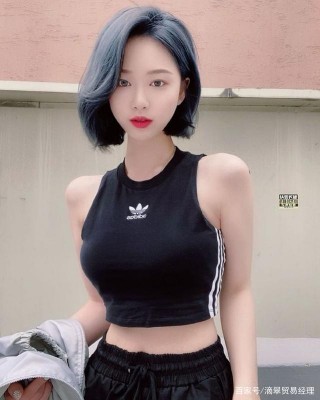 潮流時尚：短發小姐姐，精致面容惹人喜愛！