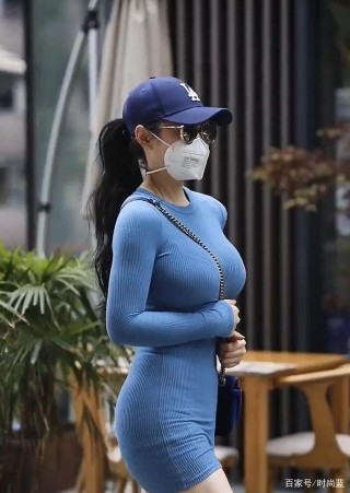 健身美女換上休閑裙，歐美式身材綻放獨特魅力