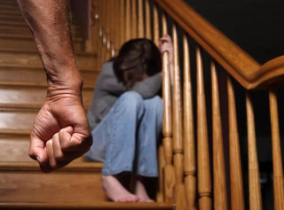 印度渣男嫌嫁妝不好，稱百萬元汽車配不上他，對嬌妻拽頭發踢臉