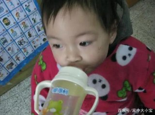 “吉祥物”妹妹火了，哥哥寫作業把她放書桌上，妹妹表情太搞笑