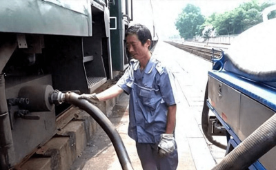 火車上的“秘密”：糞便都去哪了？乘務員晚上為何要強行拉窗簾？
