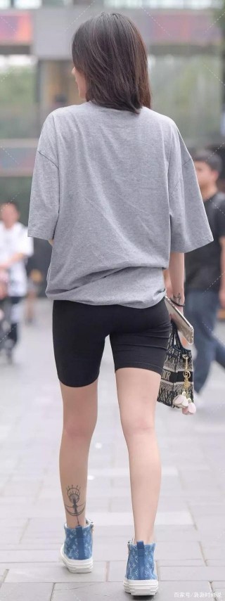 瑜伽褲凸顯小蠻腰身材，塑造清純少女感，溫柔又可愛