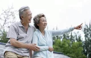 退休後的她找到了理想的老伴，真幸福，也跟想找老伴的女人提個醒