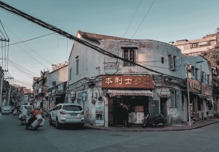 一景一典故！歌唱家張也《獨戀這灣海》，為你敘述這座城市的歷史淵源及變遷！
