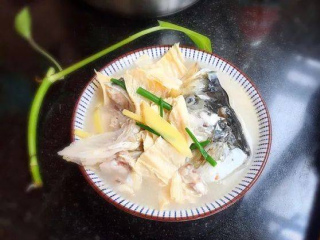 白蘿卜魚頭湯：湯白味鮮，營養補鈣