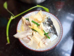 白蘿卜魚頭湯：湯白味鮮，營養補鈣