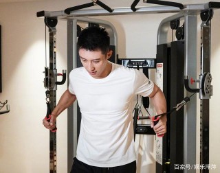 黃景瑜臂力驚人，輕松抱起吳謹言不算啥，還把李沁當“啞鈴”舉起
