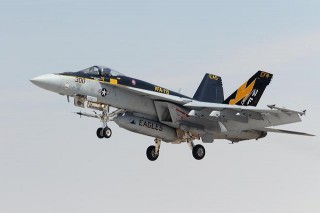 一架不明戰機低空掠過，東京街頭人群一片驚呼，白宮呼籲心態放平