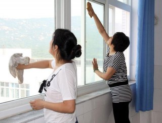 用布擦玻璃隔2天又髒了？教你個簡單小訣竅，玻璃鋥光發亮不落灰