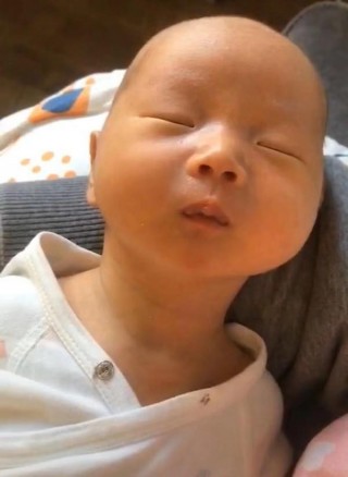 “天鵝頸”寶寶走紅，脖子纖細修長，網友笑稱：嬰兒界的長頸鹿