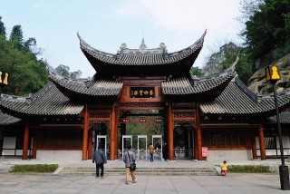 重慶市大足石刻雕刻精美，造像成千上萬，遊客卻感到遺憾