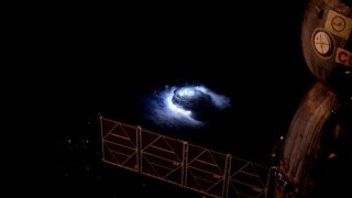 地球5次強閃過後，一道巨大“死亡光束”沖向太空，像是死星發射