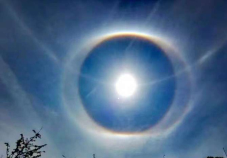 罕見！昆明天空驚現“巨眼”？雙環日暈如同給太陽戴上了“美瞳”