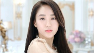 韓國50歲女星太美了，被韓國富豪狂追未果，卻戀上閨蜜20歲兒子