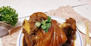 精選美食：豬耳拌瓜絲、紅燒肉、涼拌麻辣雞爪、紅燒豬肘的做法
