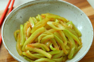 吃剩的西瓜皮是個寶，千萬別扔了，簡單一炒，開胃解暑又下飯！
