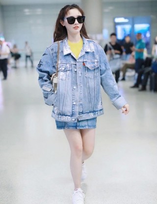 彭小苒穿著黃色T恤牛仔外套搭配牛仔短裙 個性混搭盡顯十足潮范