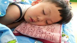 睡眠環境“不當”，會影響兒童發育，3樣東西孩子枕邊不能放