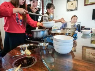 把廚房搬到了飯桌上，廣西一古村現做早餐，遊客：這也行？