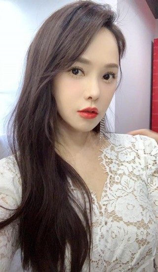 52歲的伊能靜還是小女人，鏤空裙仙氣十足，精致妝容不顯老
