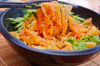 把面粉倒進滾燙的開水裏，瞬間變美食，我也是頭一次做，真好吃