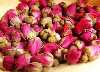 女人要多喝玫瑰花茶，這3樣好處少不了，美容淡斑，喝出好氣色