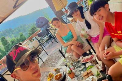 吳尊曬西班牙旅遊照 一家四口同框合影溫馨有愛_NeiNei_妻子_Soller