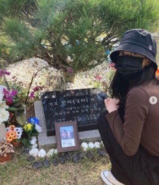 韓國女星崔雪莉離世一周年，閨蜜在墓前自拍悼念：你別孤單
