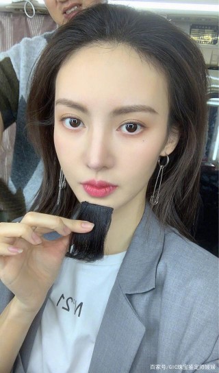 金晨潮流時尚造型很精美，氣質與眾不同，小眾首飾精美絕倫！