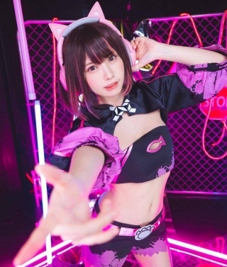 性感美體加上水靈眼神的萌力滿點女星——Enako