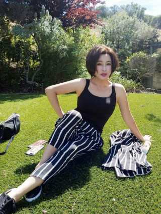 劉曉慶不裝嫩反而很年輕，清爽短發配健美背心，身材狀態真不錯
