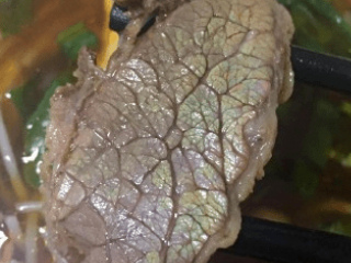 牛肉上出現五顏六色的反光正常嗎？這樣的牛肉還能吃不？