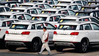 汽車行業第一人：在特斯拉身上撈金，靠賣汽車零部件賺來千億