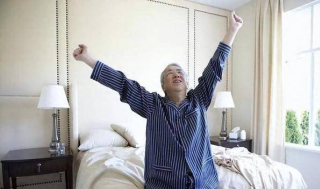 50歲大哥清晨腦血栓並發症去世，醫生忠告：大家早起，少做3件事_血管_身體_血壓