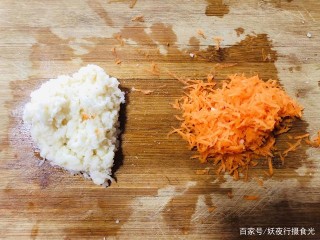 秋天吃藕正當時，搭配胡蘿卜做早餐餅，只需3步，爽脆好吃還低脂