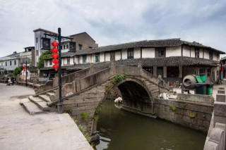 浙江慈溪市唯一的省級歷史文化名鎮，文化積澱深厚，山水風光秀美