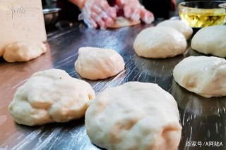 在樂清的非遺美食街上，有一對姊妹開的店只賣鹹菜餅，卻很受歡迎
