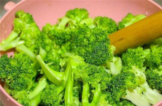 西蘭花想炒的好吃，就怕直接炒和焯水，教你一招，營養一點不流失_西紅柿_顏色_口感