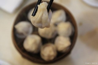 葫蘆島本地的品牌美食，據說保質期只有一天，特制醬料讓人流口水