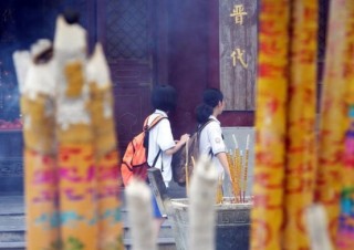 光棍小伙近三十還沒有指望，偶然算命卻說他一個月會結婚眾人不信