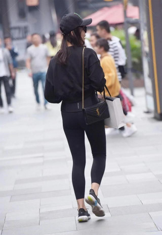 炫耀奪目的瑜伽褲穿出時尚潮流感，增添瘦視覺效果，飄逸瀟灑