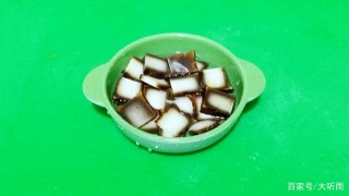 【大聽雨】早餐：蘆蒿炒熏幹、蒸年糕蘸番茄醬、涼拌魚腥草、白粥
